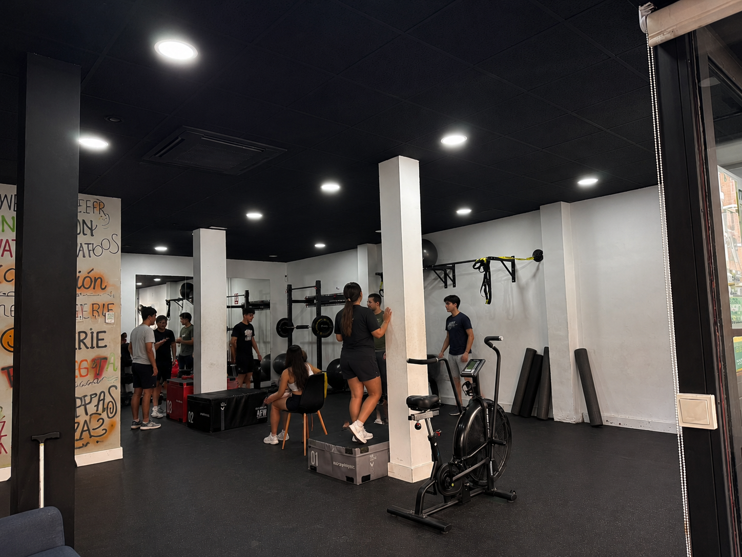 Entrenamiento de movilidad y fuerza con personas j&oacute;venes en Mueve100